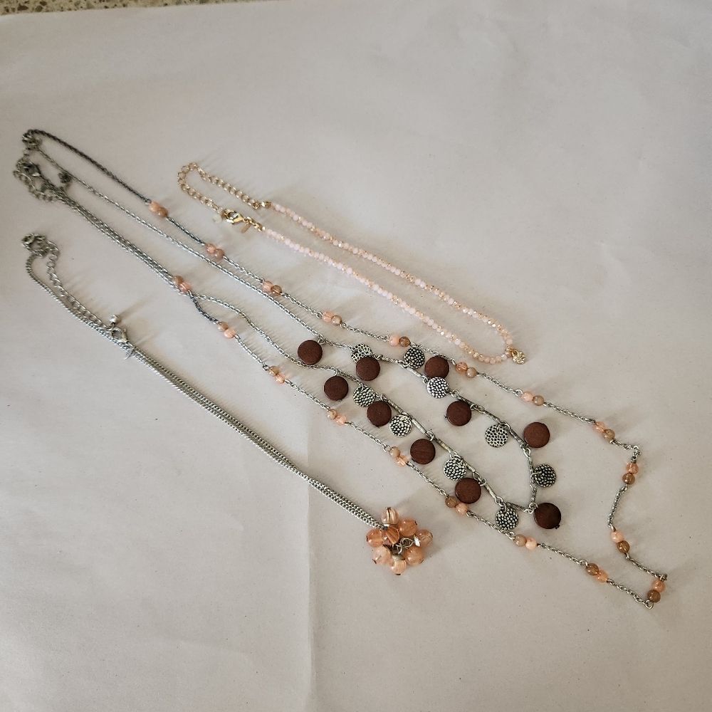 Unbranded Lot Of 3 Fashion Jewlery Necklaces Silvertone and Goldtone